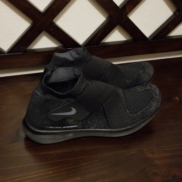 black laceless nike